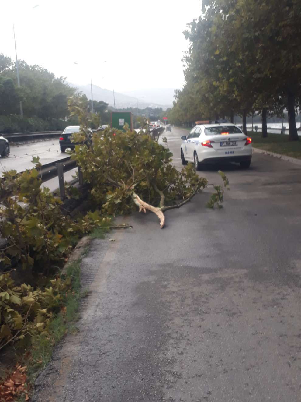 Büyükşehir ekipleri yağışa karşı mücadele ediyor