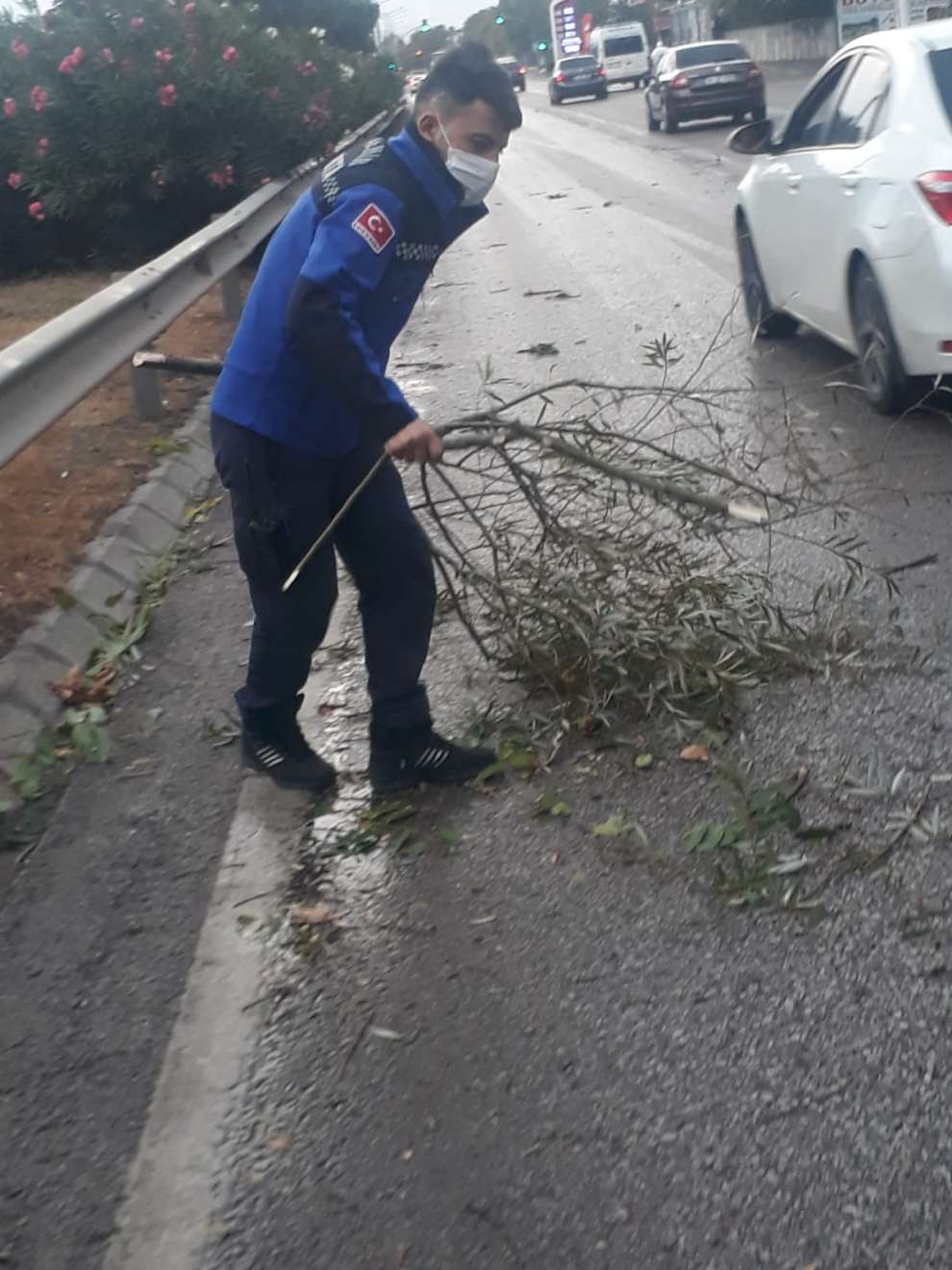 Büyükşehir ekipleri yağışa karşı mücadele ediyor