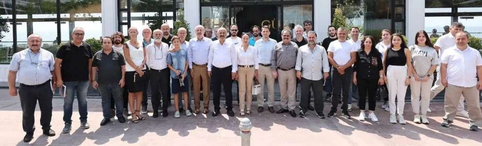 Gebze Belediye Başkanı Zinnur Büyükgöz, basınla hatıra fotoğrafı çektirdi.