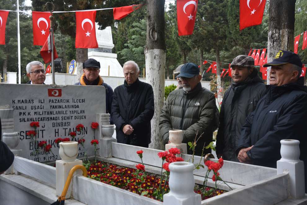 Kara Harp Okulu 1975 yılı mezunları, Gebze Şehitlinde yatan devre arkadaşları , Şehit J. Binbaşı Tahsin Büyükçobanı şehitlikte andılar.