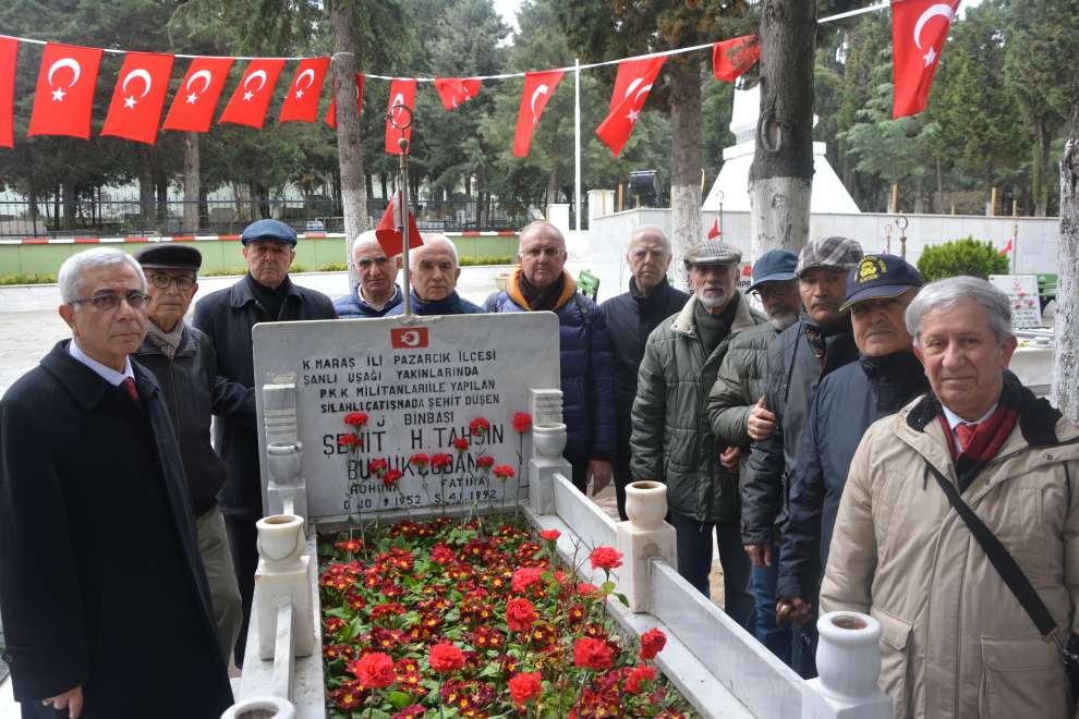 Kara Harp Okulu 1975 yılı mezunları, Gebze Şehitlinde yatan devre arkadaşları , Şehit J. Binbaşı Tahsin Büyükçobanı şehitlikte andılar.