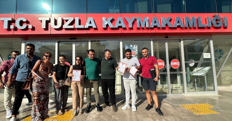 Karagülle İnşaat Yönetim Kurulu Başkanı Kamuran Akbay , en prestijli projelerinden biri olan , ''Happy Life Homes Tuzla '' da, tapu vermeye başladı.