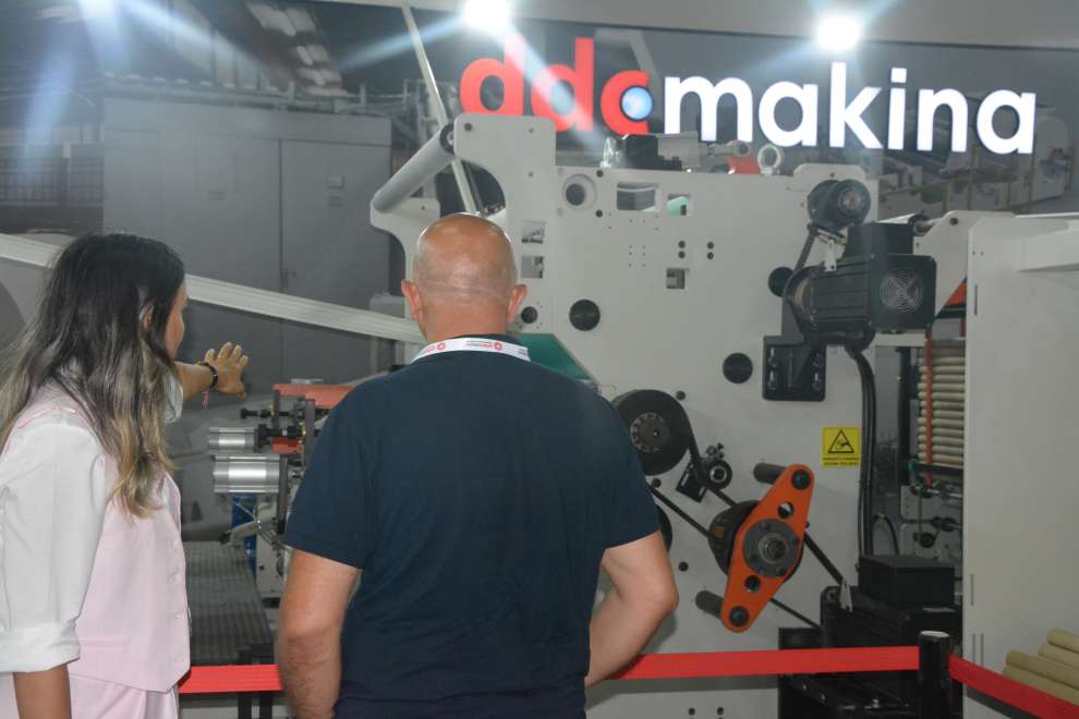 Kocaeli İMES'te faaliyet gösteren Türk markası DDC Makina, fuarda kurduğu 14 metre uzunluğundaki üretim hattıyla yoğun ilgi gördü.