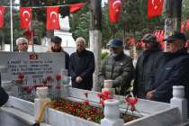 Kara Harp Okulu 1975 yılı mezunları, Gebze Şehitli'nde yatan devre arkadaşları , Şehit J. Binbaşı Tahsin Büyükçoban'ı şehitlikte andılar.