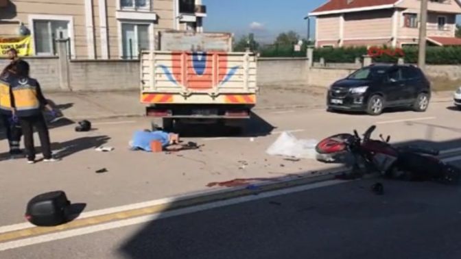 15 yaşındaki genç motosikletiyle kamyonete çarparak öldü