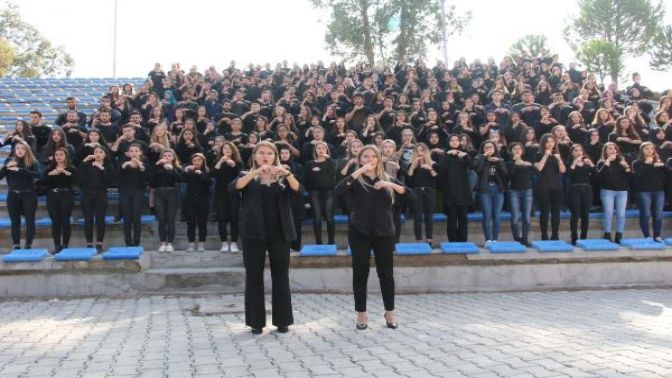 325 öğrenci işaret diliyle İstiklal Marşını okudu