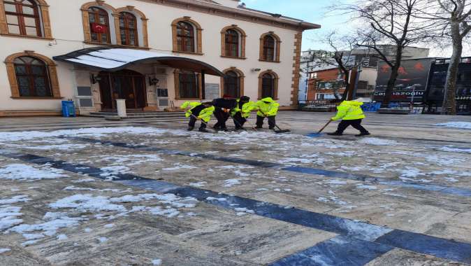 A Takımı, Fevziye Camii’ni kardan temizledi