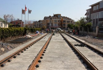 Akçaray’da çift yönlü 200 metre ray döşendi