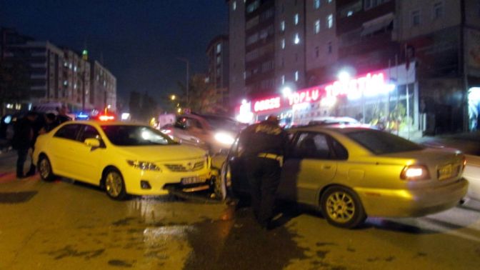 Alkollü Sürücü Karşı Yönden Gelen Otomobile Çarptı: 1 Yaralı