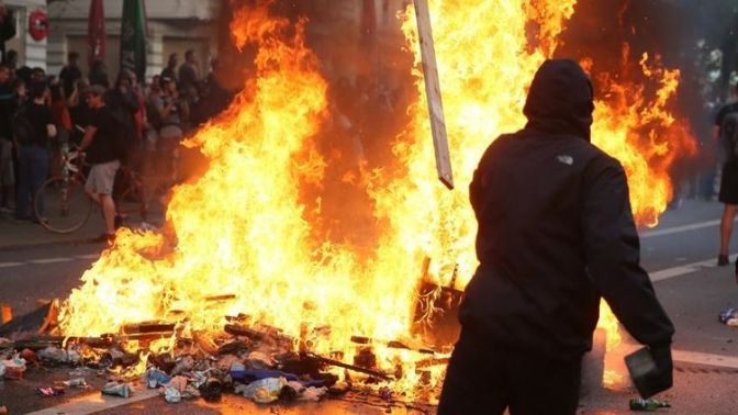 Almanyada sular durulmuyor! Çok sayıda polis yaralandı!