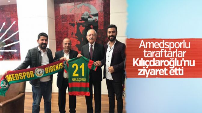 Amedspor taraftar grubu Kılıçdaroğluna forma hediye etti