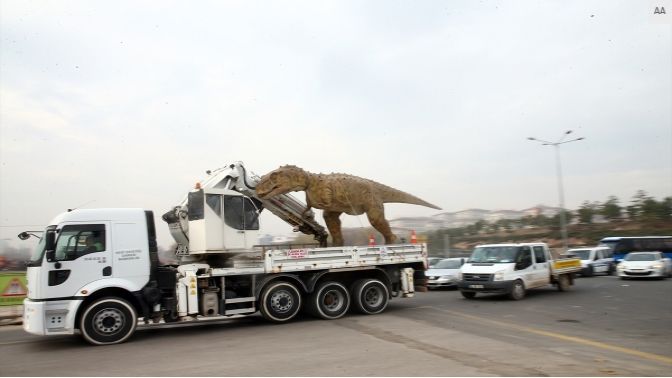 Ankarada dinozor heykeli kaldırıldı