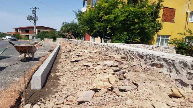 Arslanbey Karatepe Caddesi’nde sıra kaldırım imalatında