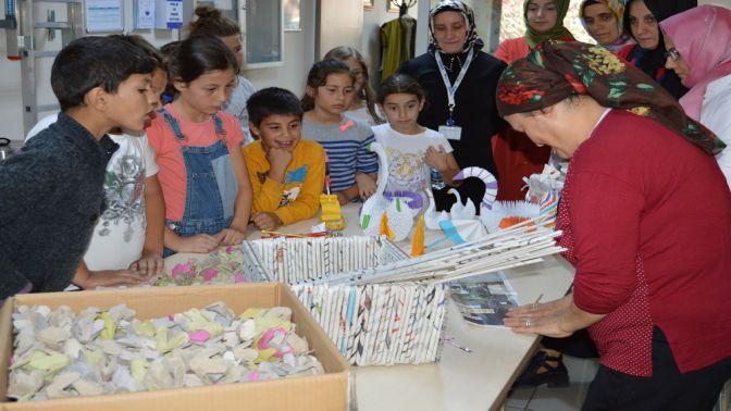 Atık kâğıttan ambalaj yapımını öğrendiler