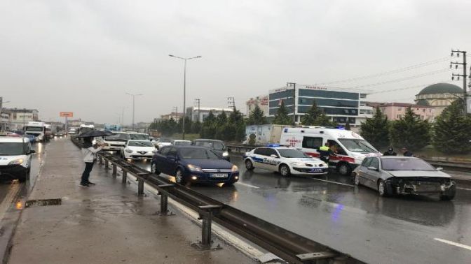 Bariyerlere çarpan otomobilin sürücüsü yaralandı