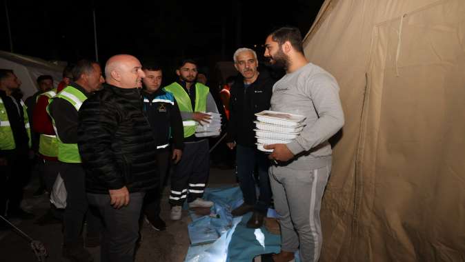 Başkan Bıyık ilk sahuru depremzedelerle yaptı