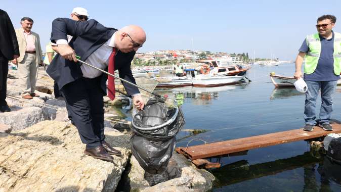 Başkan Bıyık, öğrencilerle denizi temizledi