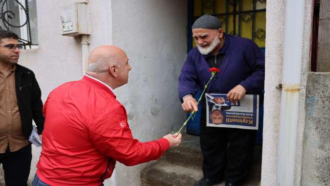 Başkan Bıyık, sokak sokak karanfil dağıttı