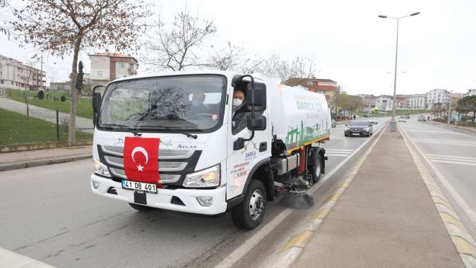 Başkan Bıyık, temizlik aracıyla sokakları temizledi