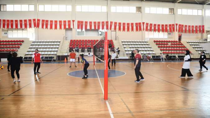 Başkan Çiftçi Gençlerle Voleybol Oynadı