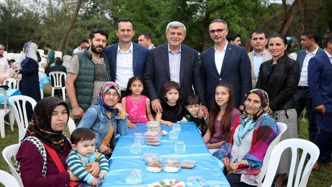 Başkan Karaosmanoğlu, Geleceğin dâhileriyle iftar yaptı