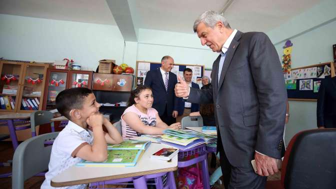 Başkan Karaosmanoğlu, okul ziyaretlerini Gebze’de sürdürdü