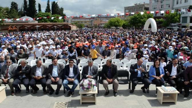 Başkan Köşker 8 bin 500 öğrenciyi sevindirdi!