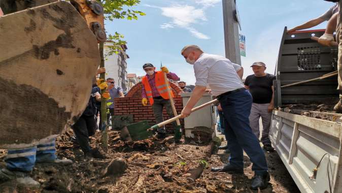 BAŞKAN SEZER YENİ ÇINAR’I KENDİ ELİYLE DİKTİ