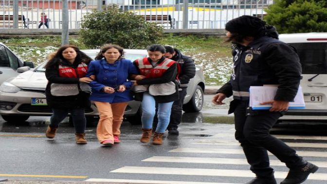 Bebeğini denize atan cani anne hakim karşısında