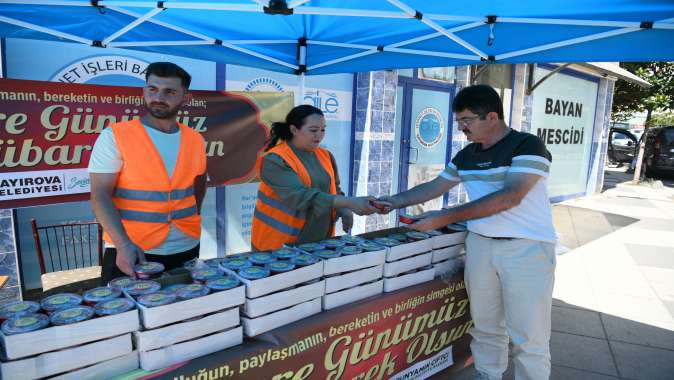 Belediye ekiplerinden, Çayırovalılara aşure ikramı