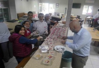 Beyaz Kalpler'in öğrencilerinden aşure ikramı