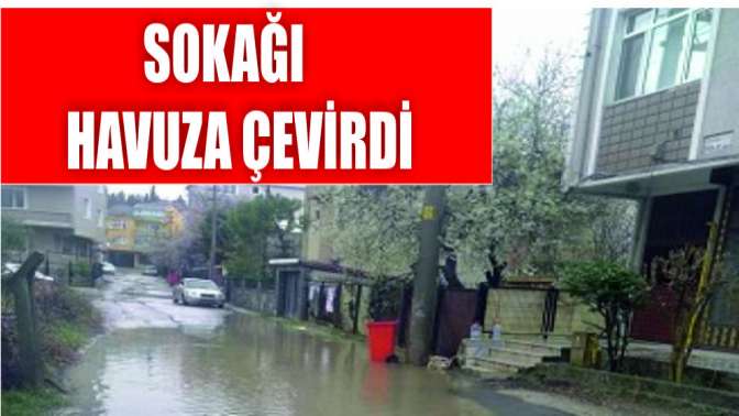 Biriken yağmur suları, sokağı havuza çevirdi