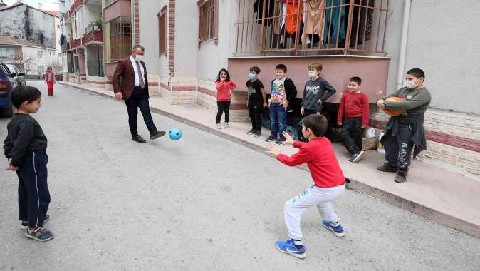 Büyükakın, Karamürsel’de çocuklarla futbol ve basketbol oynadı