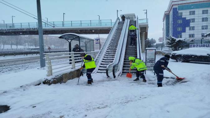 Büyükşehir 12 ilçede, tüm gücüyle sahada