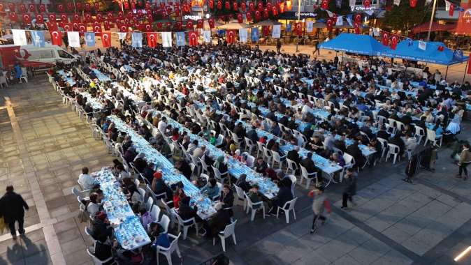 Büyükşehir’in iftar sofrası gönülleri buluşturuyor