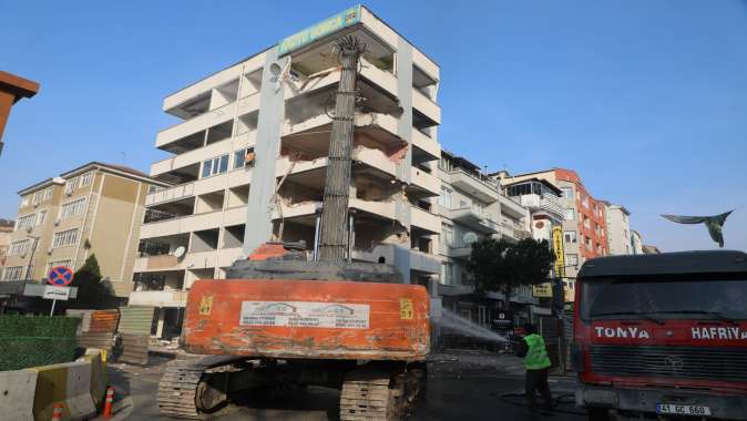 Büyükşehir, Kınay İş Merkezinin yıkımına başlandı