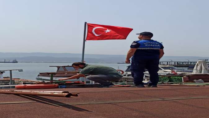 Büyükşehir Zabıtası rengi solan Türk Bayrağını yenisiyle değiştirdi