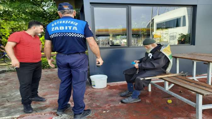 Büyükşehir Zabıtası, zorda kalanın yanında