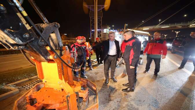 Büyükşehir'de yeni yıl gecesi de yol bakım hizmeti devam etti