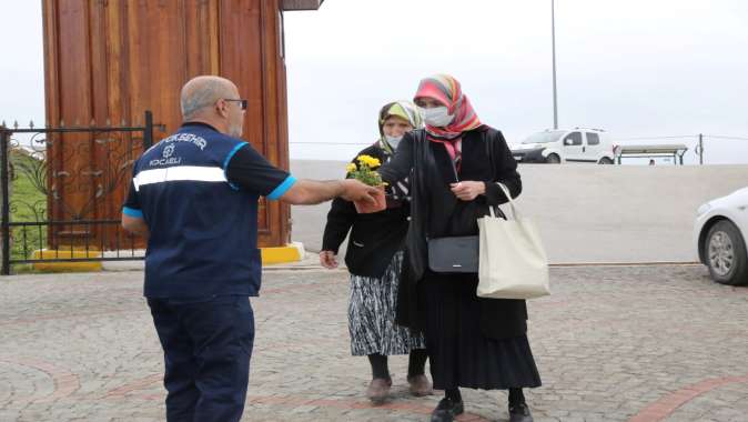 Büyükşehirden arife günü mezarlıklarda çiçek dağıtımı