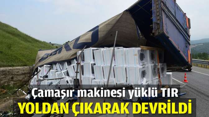 Çamaşır makinesi yüklü TIR devrildi