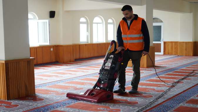 Camiler düzenli olarak temizleniyor