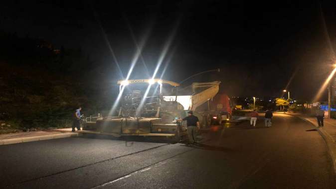 Çarşıbaşı Caddesi’nde asfaltlama gece yapılıyor