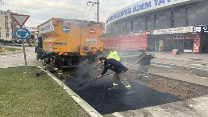 Çayırova’da asfalt yama çalışması