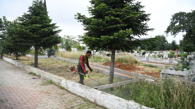 Çayırova’da mezarlıklar bayrama hazır