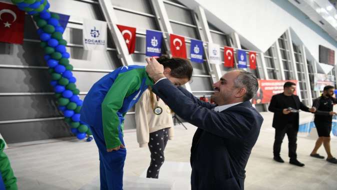 Çayırova’da yüzme şenliği düzenlendi