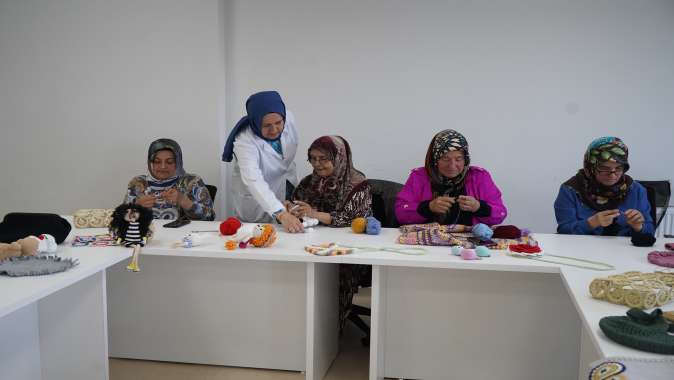 Çayırovalı kadınlar dikiş ve örgü kurslarında eğitim görüyor