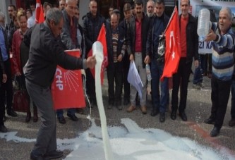 CHP'liler kilolarca sütü yere döktü