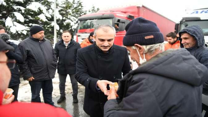 Çiftçi, TIR şoförlerine çorba ikram etti