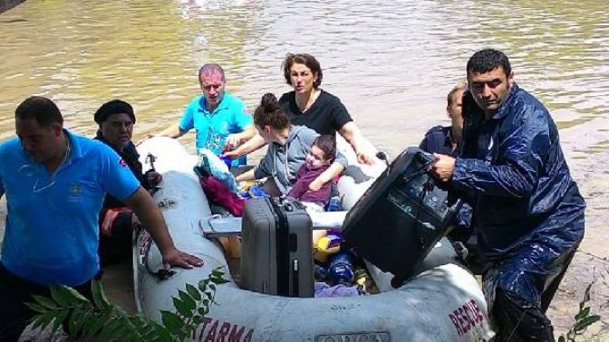 Cihaza bağlı yaşayan bebek selden botla kurtarıldı